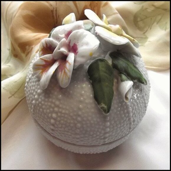 Early 1900s Majolica Style Floral Porcelain Vintage Jewelry Box - Picture 4 of 8